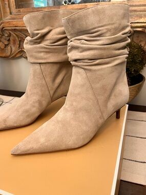 NIB Michael Kors Size 8 Slouchy Pointed-Toe Suede Ankle Boots Beige Modern Sexy